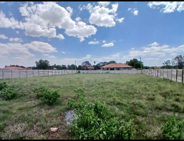 1,018M² VACANT LAND FOR SALE IN KOOKRUS